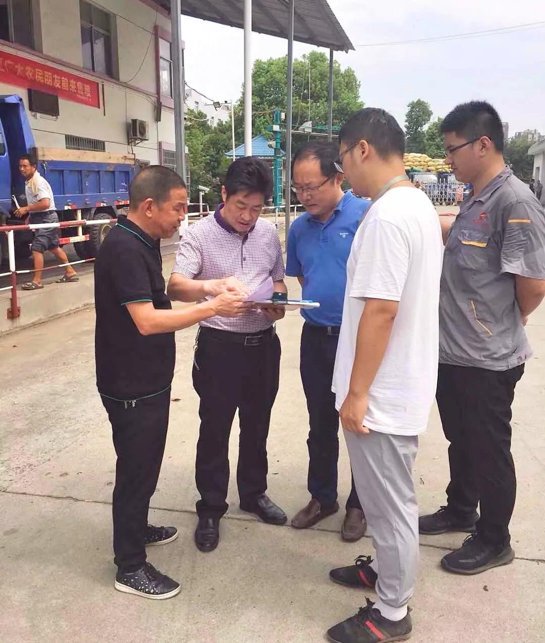保證糧食收購任務 保障國家糧食安全 隨后，謝四清一行還對入庫流程和倉儲現場進行了檢查