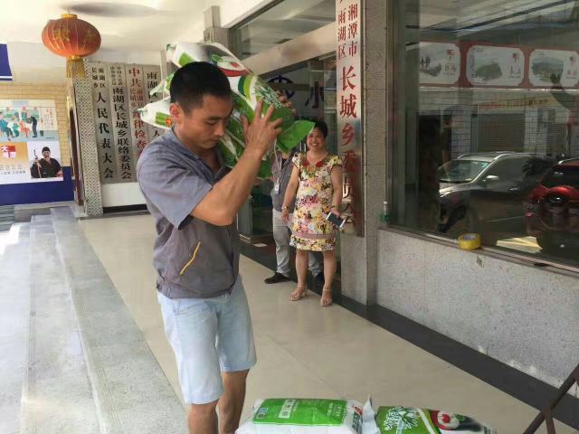 雨間歇，水未退；“聚”愛心，“寶”生活——聚寶金昊在行動